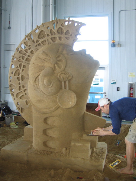 World Master sand sculptor Ilya Filimontsev from Moscow, Russia creates a exquisite work of art. He won the U.S. Sand Sculpting Challenge in 2016.