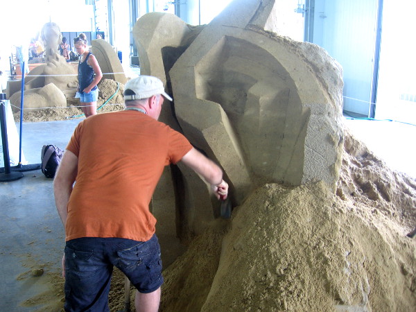 Sand Master Fergus Mulvany from Dublin, Ireland is creating a cool sculpture that is abstract and layered.