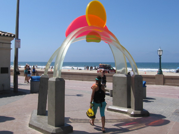 The Green Flash seems to rise just above the far horizon of the blue Pacific Ocean.
