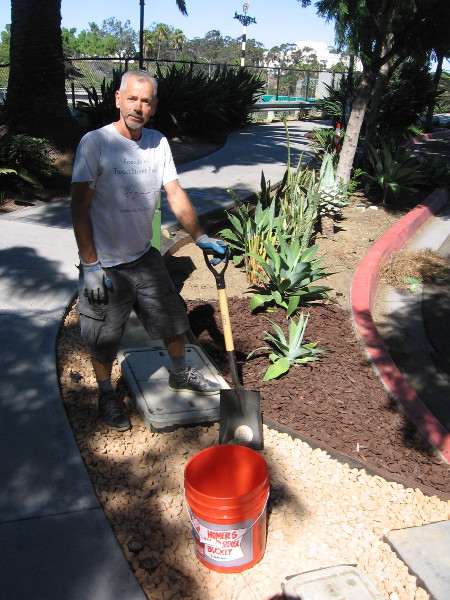 In addition to hard work, improving the park requires the purchase of tools, plants and other material. Anyone can now easily make a donation!