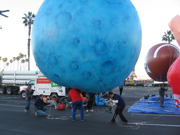 Like the mythical Atlas holding up the Earth, an incredibly strong person single-handedly shoulders the moon.