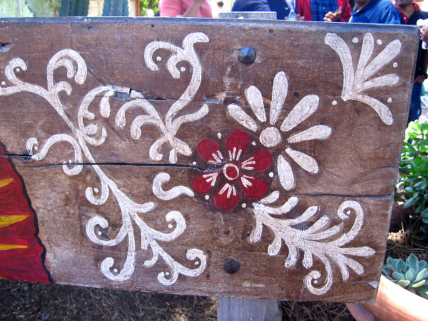 Flowery design on one bench by the Fiesta de Reyes stage.