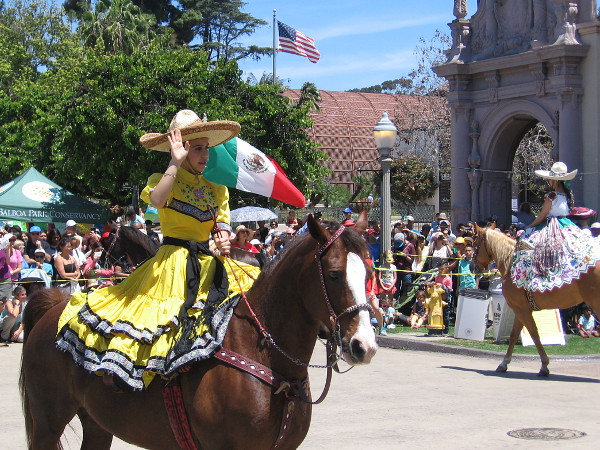 Circling in the Plaza de Panama so that all can enjoy.