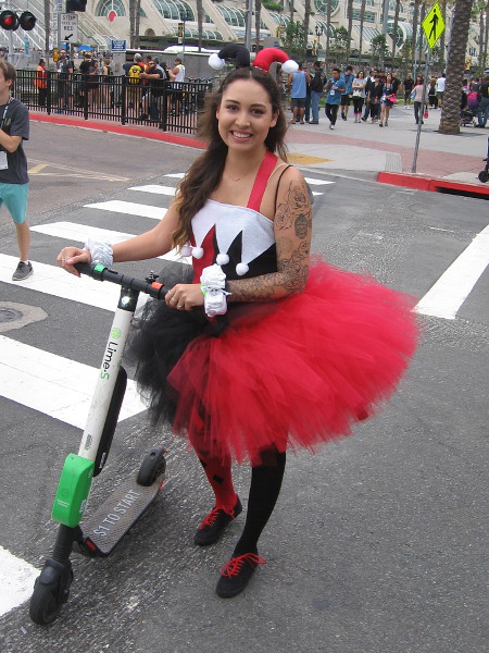 Harley Quinn got off her scooter for a photo!