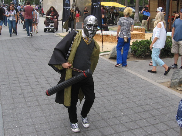 I don't recognize this cosplay. Leave a comment if you know!