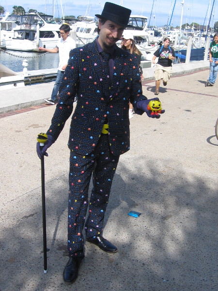 I was told this funny cosplay is Pac-Gentleman.