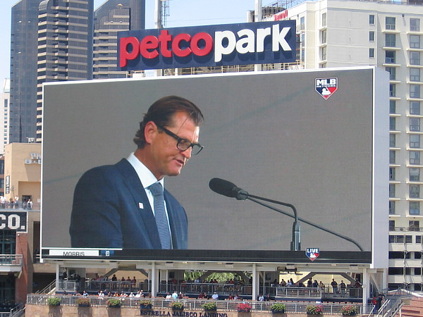 Trevor Hoffman thanks Bruce Bochy, and his past teammates. Those teams had great chemistry--a special bond.