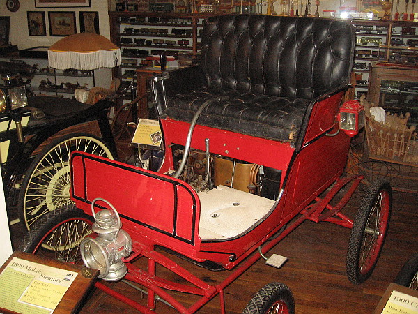 1899 Mobile Steamer. Built under Stanley Patents from 1899 to 1903.