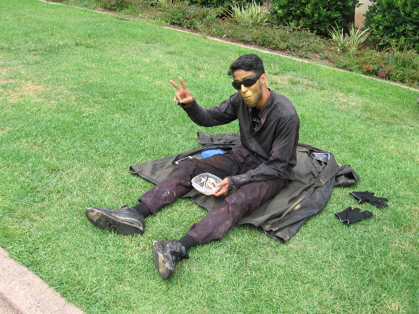 Even street performers have to eat lunch, you know!