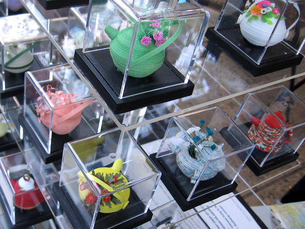 These tiny teapots are made with recycled paper by the Artreepaper community with the help of Kim, Eun Jin.