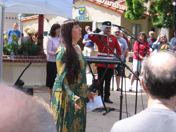 Claudia Previn Stasny, daughter of André Previn, sings The Star Spangled Banner and God Save the Queen to begin the main program of entertainment.