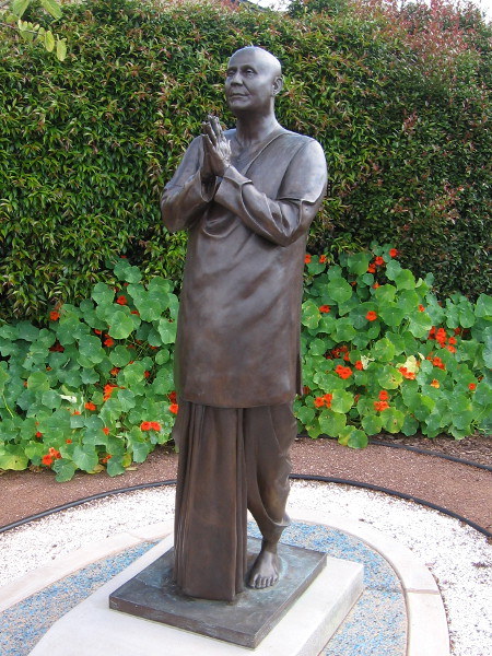 A fine bronze statue of Sri Chinmoy.