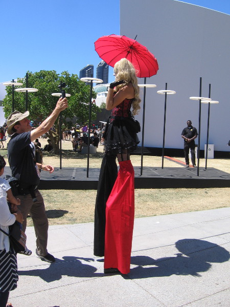 That cosplay photo won't fit in one frame.