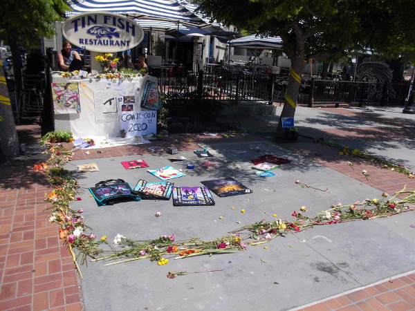 In the afternoon the Comic-Con shrine had enlarged!