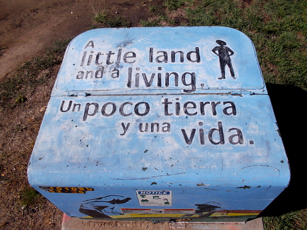 A little land and a living. Un poco tierra y una vida.